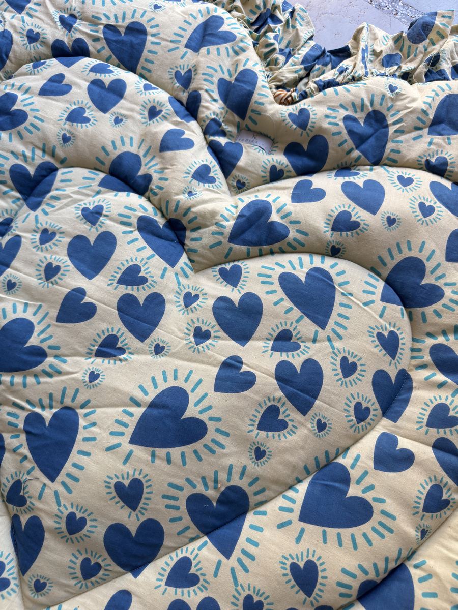 Close view of quilting on the Indigo Hearts mat